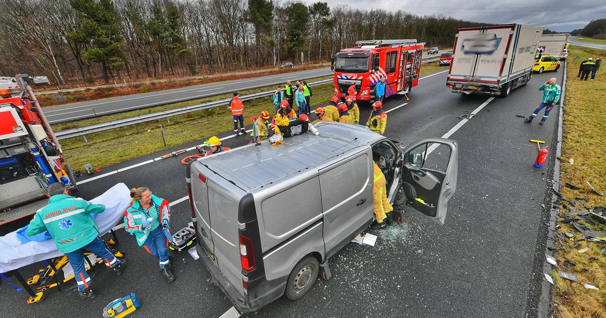 Zwaargewonde bij botsing tussen bestelbus en vrachtwagen op A67 bij Eersel, snelweg nog uren dicht richting Eindhoven.