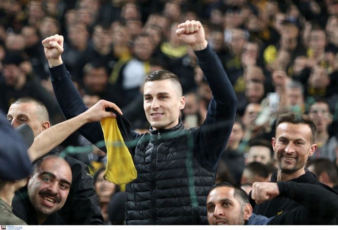 Vranjes in Athene tussen de AEK-fans.