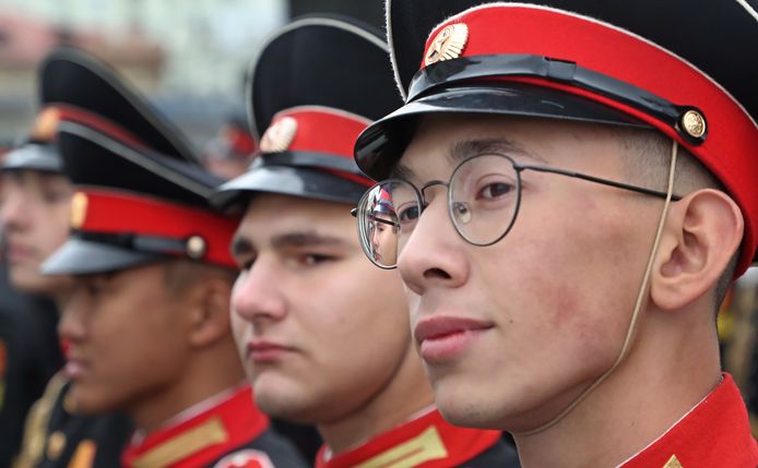 Russische cadetten ondergaan op 1 oktober de inwijdingsceremonie op de Militaire School van Moskou. Deze groep is na drie jaar straks één van de best getrainde soldaten van het land. De meeste Russische nieuwe militairen worden echter na zeer korte training naar het front in Oekraïne gestuurd.