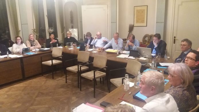 Gemeenteraad Wielsbeke, of toch een deel ervan, want de zaal is zo klein dat je niet alle raadsleden ineens op de foto kan zetten.