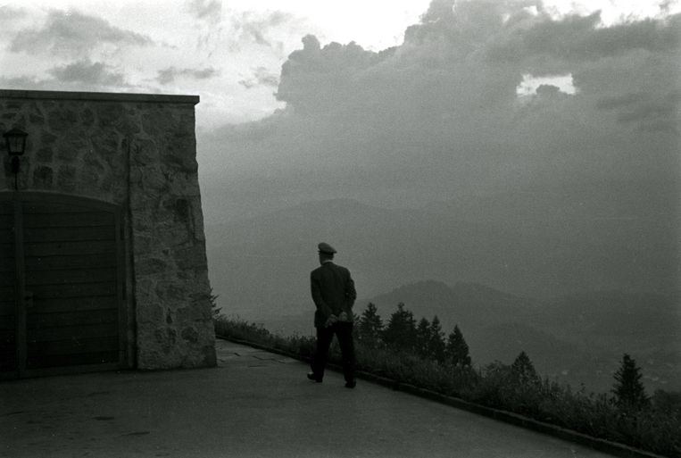 10 juni 1941, Berchtesgaden. Twaalf dagen voor de aanval op de Sovjet-Unie, operatie Barbarossa, is Hitler in zijn buitenverblijf de Berghof.
 Beeld  Walter Frentz, Collectie Walter Frentz