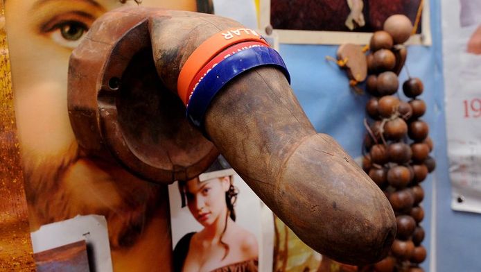 veel commotie over jezus met houten penis in gezicht buitenland ad nl