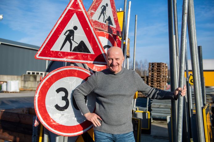 Johan Middelkamp, directeur Sallandse Wegenbouw bij zijn bedrijf. De inspanningen voor 'onzichtbare' jongeren hebben hem een prijs opgeleverd.