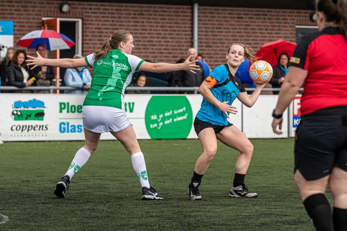 Michelle Engelen van Dakos aan de bal. Tegenstander Corridor stelde het kampioensfeestje uit.