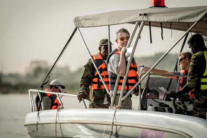 Frederick (con gli occhiali da sole) fa un viaggio in Niger.