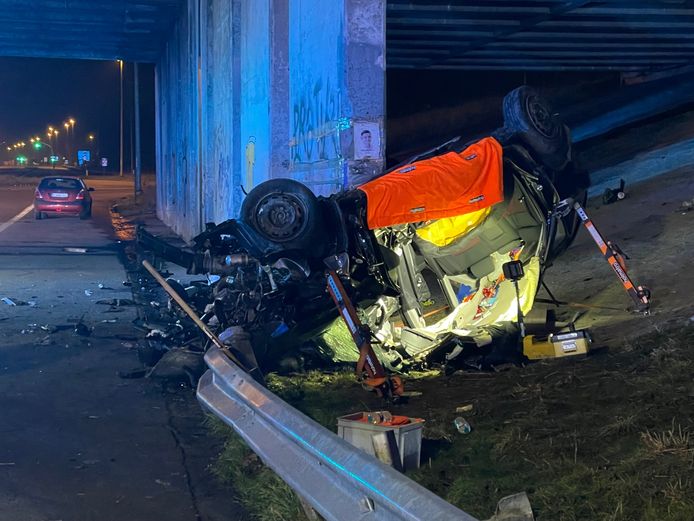 Aan de kluifrotonde van de N58 in Rekkem gebeurde zondagavond opnieuw een zwaar ongeval. Een auto kwam ondersteboven tegen een brugpijler terecht.