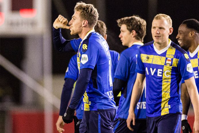 Matthias Verreth viert zijn treffer tegen Jong PSV met z'n duim in de mond, verwijzend naar de geboorte van zijn dochter Amelia.