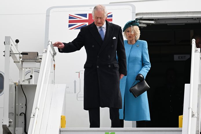 Charles en Camilla verlaten het vliegtuig.