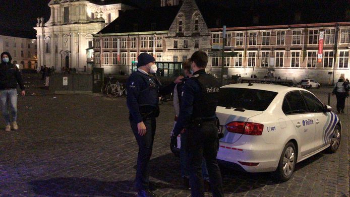 Agenten pakken een student op.