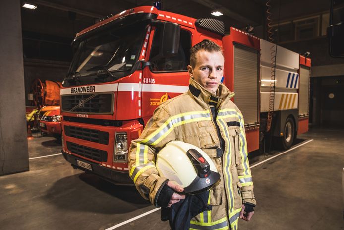 Junior Bauwens in volle uitrusting: hij wil beroepsbrandweerman worden.