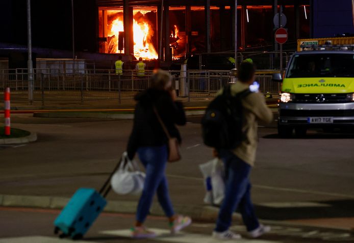 Op de Londense luchthaven London Luton airport is dinsdagavond brand uitgebroken in een parkeergarage.