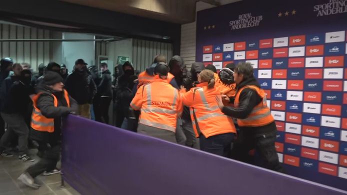 Supporters Anderlecht proberen binnen te raken in mixed zone.