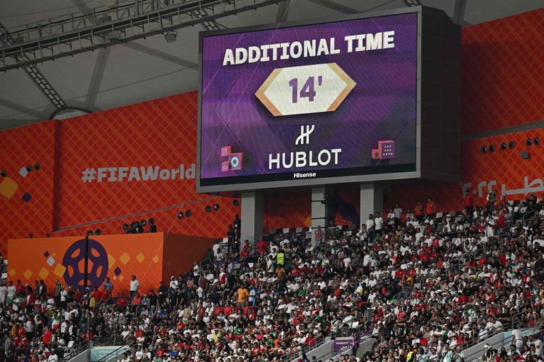 In de wedstrijd tussen England en Iran werd alleen al in de eerste helft 14 minuten bijgetrokken. In de tweede helft kwamen daar nog eens 13 minuten bij. Beeld AFP