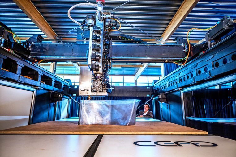 van de grootste 3D-printers ter wereld in Delft en kan kunststof voorwerpen printen ter grootte van een auto