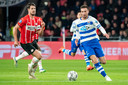 PEC-aanvaller Luka Adzic (rechts) is op stoom. PSV-aanvoerder Marco van Ginkel kan hem alleen maar nakijken.