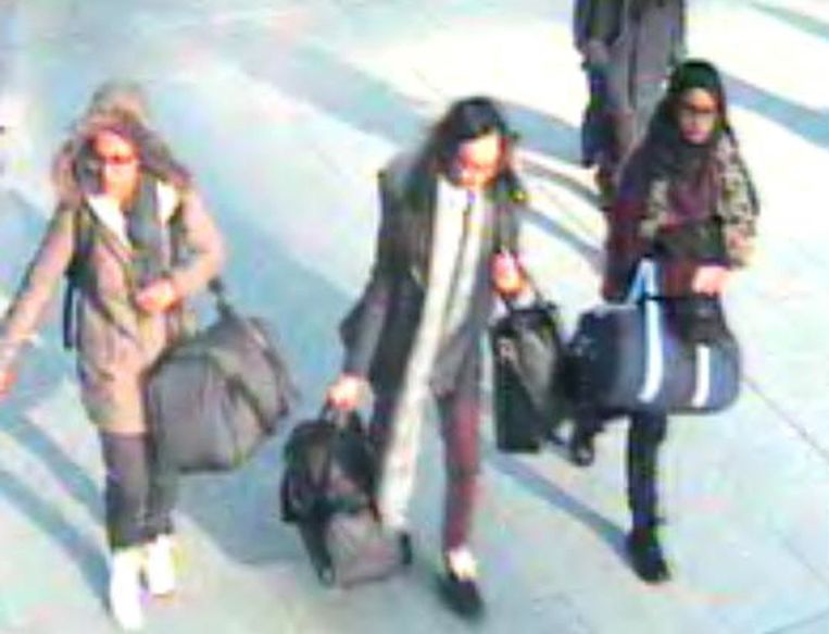 Deze foto van drie Britse meisjes op weg naar het kalifaat ging in 2015 de wereld rond. Beeld AFP
