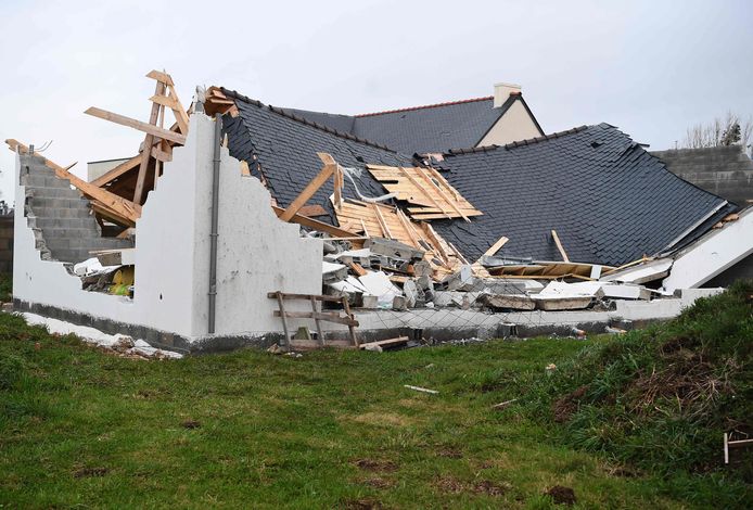 Cette photo montre une maison détruite après avoir été touchée par la tempête Aurore, le 21 octobre 2021 à Plozevet, dans l'ouest de la France.