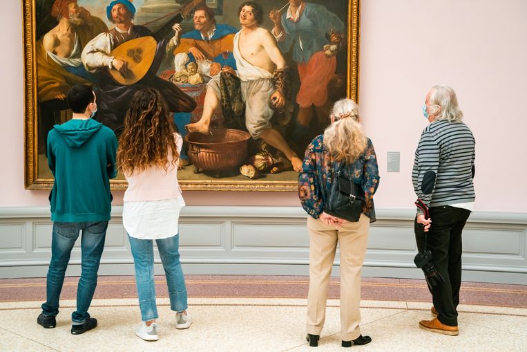 Bezoekers bij het werk ‘Allegorie van de vijf zintuigen’ van Theodoor Rombouts, MSK Gent Beeld Martin Corlazzoli