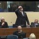 Wereld kijkt verbijsterd toe: verdachte Joegoslaviëtribunaal overleden na inname gif tijdens zitting