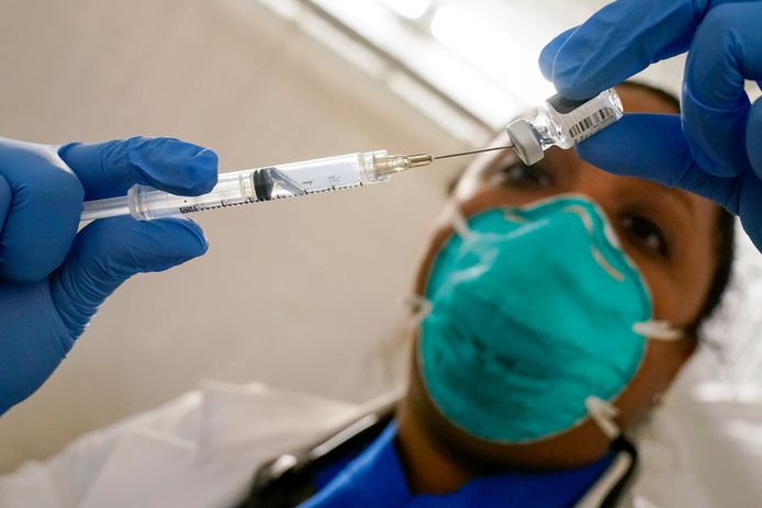 Een vaccin wordt klaargemaakt voor toediening in New York.