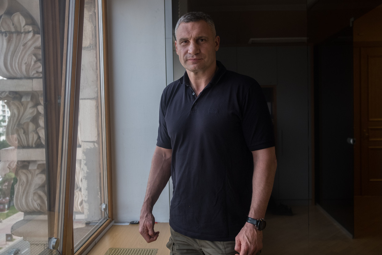 Burgemeester Vitali Klitsjko, een imposante man met zijn meer dan twee meter lange en 112 kilo zware gestalte. Beeld Vincent Haiges