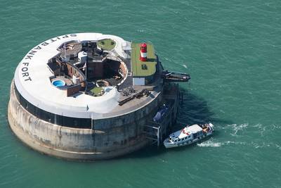 Dit luxueuze fort midden op zee staat te koop voor maar liefst 4,3 miljoen euro