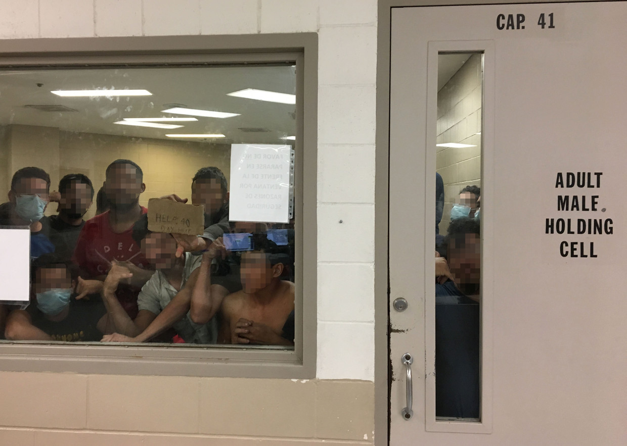 Foto bij het interne inspectierapport van het ministerie, waarop 88 volwassenen een cel delen die bedoeld is voor 41 personen Beeld Getty 