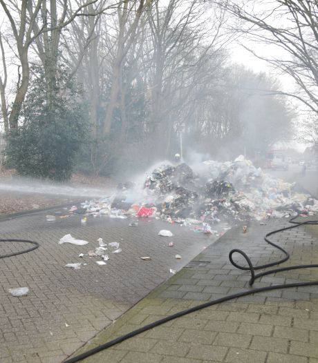 Vuilnisman bedenkt zich geen moment als lading vlam vat en dumpt afval op straat: weg in Wierden dicht
