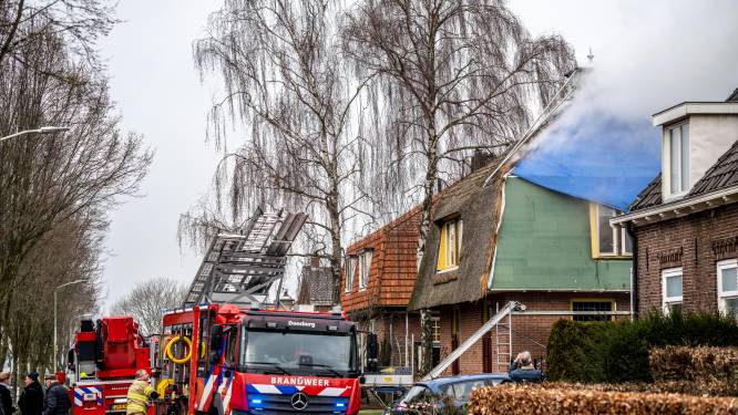 Brand in huis met rieten kap in Drempt, brandweer sloopt deel van dak om vuur te kunnen doven