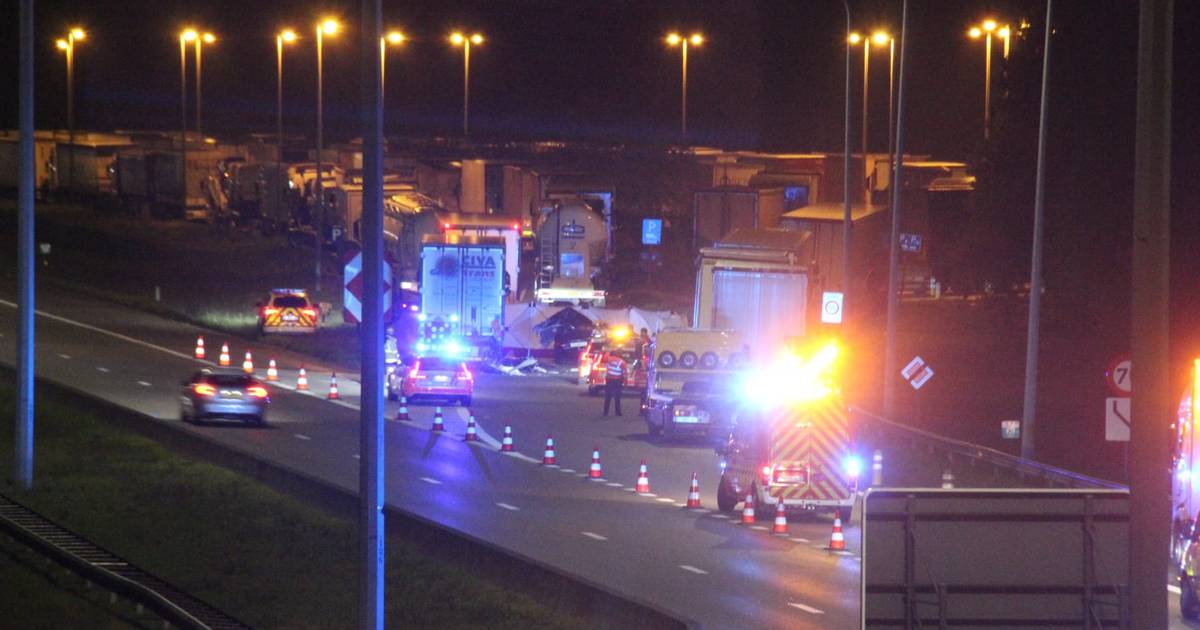 Opnieuw dodelijk ongeval op E19 in Brecht: auto rijdt tegen stilstaande vrachtwagen op parkeerplaats.