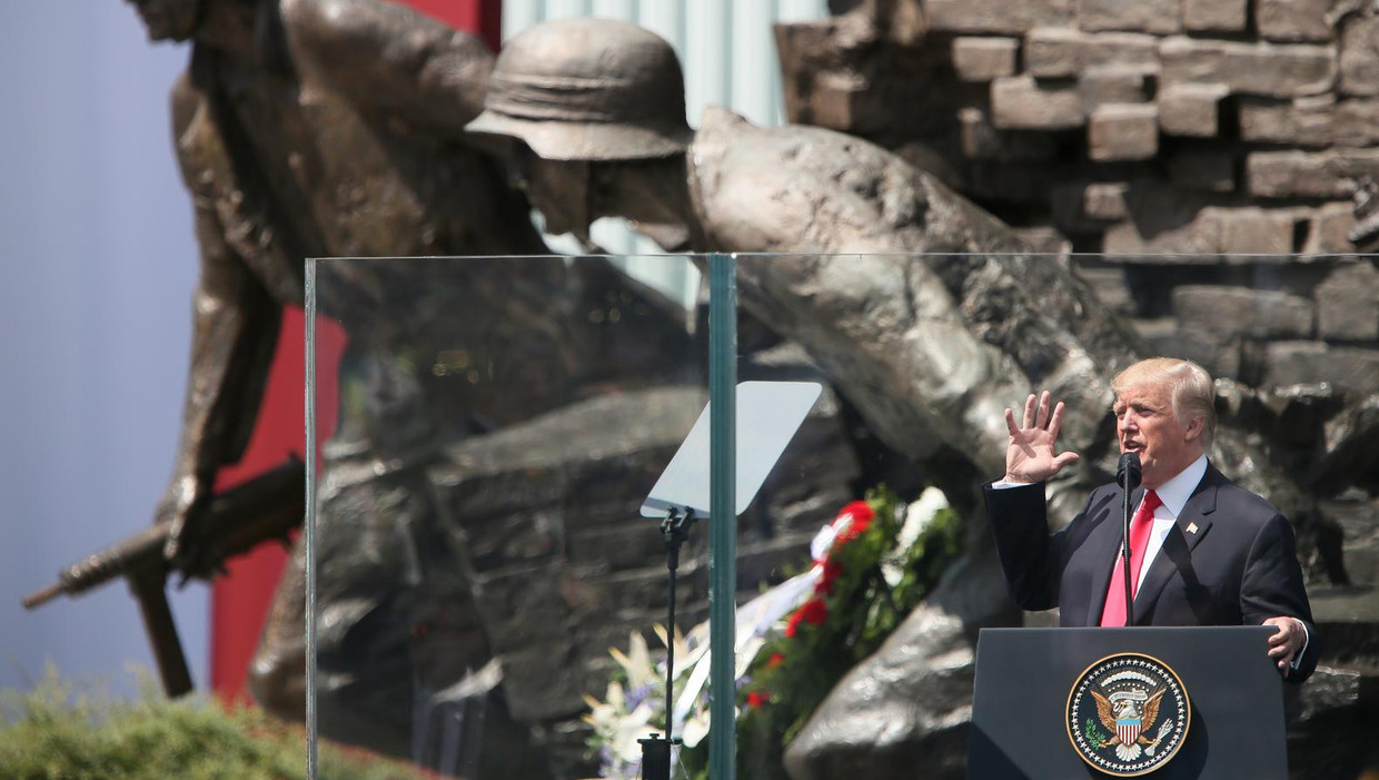 De Amerikaanse president Donald Trump houdt zijn toespraak bij het Monument van de Opstand van Warschau. Beeld reuters