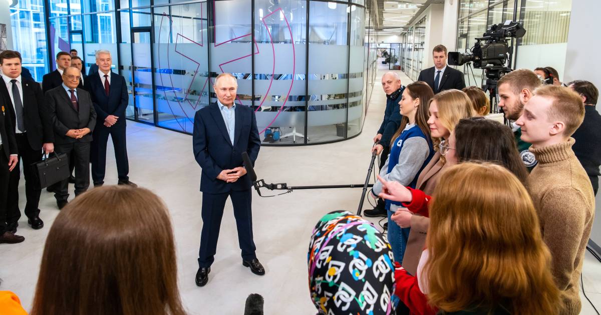 Putin wears high heels during his visit to the university – is it real?  |  Abroad