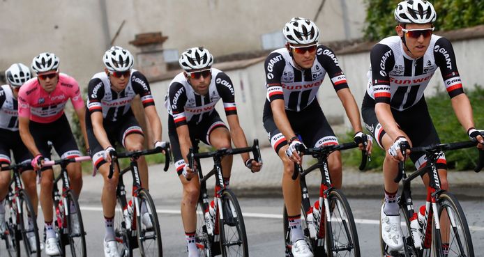 Het lijkt wel een ploegentijdrit! Team Sunweb houdt Tom Dumoulin uit de wind in de vijftiende etappe van de Giro.