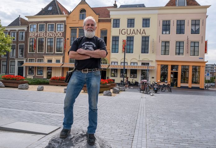 Van beheerder Ad Bom had het vierde pand van Iguana nog wel wat meer kleur mogen hebben. Maar hij is tevreden dat de gevels van de hele reptielenzoo weer voor jaren strak in de verf zitten.