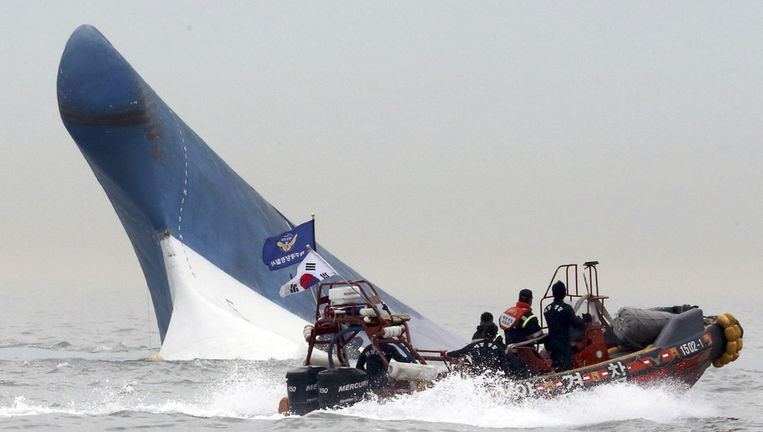 Reddingswerkers varen rond de gekapseisde Sewol, 16 april Beeld ap