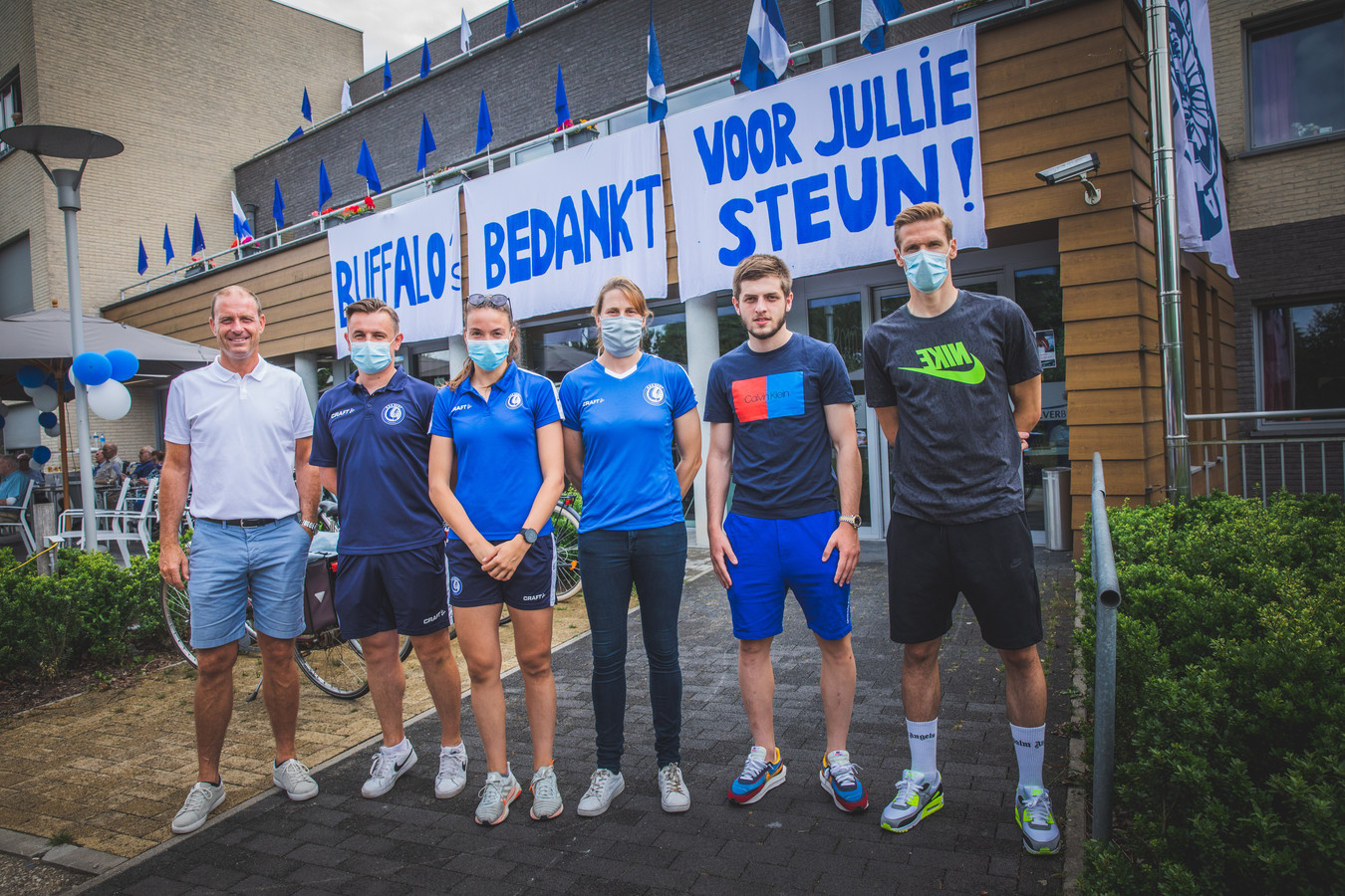 Enige Buffalo Rusthuis Krijgt Bezoek Van Gent Spelers En Jess Thorup Foto Pzc Nl