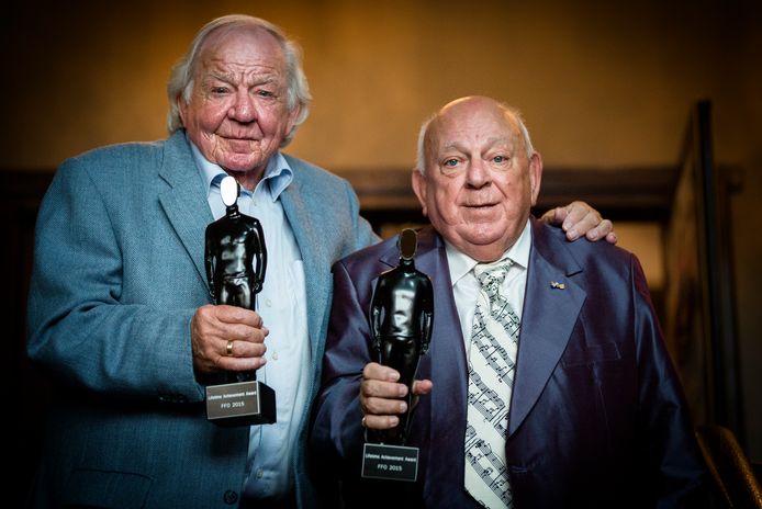 Ad van Toor (L) en Bas van Toor, poserend met hun Lifetime Achievement Award die ze kregen op het Filmfestival van Oostende.