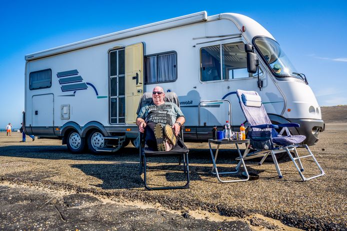 Andreas (55) voor zijn camper op de Brouwersdam. ,,Dit is een heel veilige manier van reizen.’’