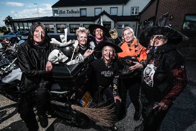 Motormeiden doen in heksensfeer rondje Achterhoek: 'Je ziet hoeveel hoofden omdraaien als we passere