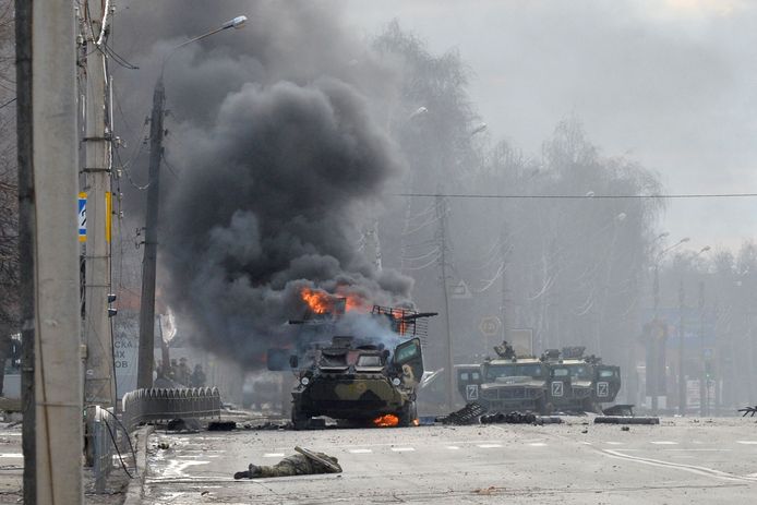 Een Russisch pantservoertuig staat in brand in de regio Charkiv.