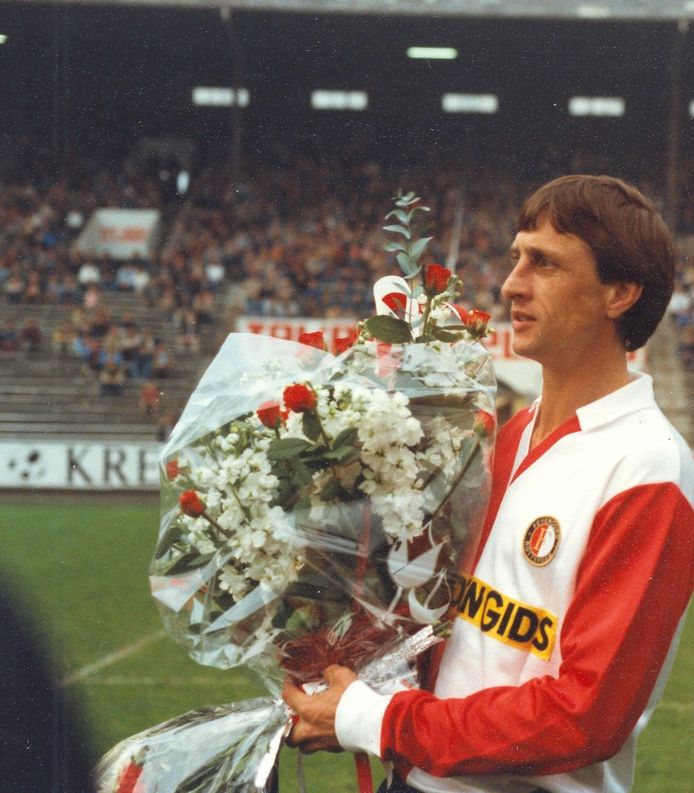 15 mei 1984: Johan Cruijff wordt op de Bosuil in de bloemetjes gezet naar aanleiding van zijn afscheidswedstrijd.