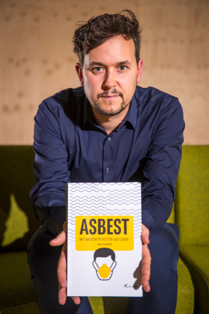 Advocaat Bram Vandromme uit Kortrijk benadrukt met zijn boek het belang van een kordate aanpak van het asbestprobleem in Vlaanderen.
