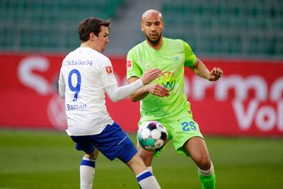 Football Talk. Zaha weigert nog te knielen voor aftrap - Schalke en Raman krijgen er vijf binnen bij Wolfsburg