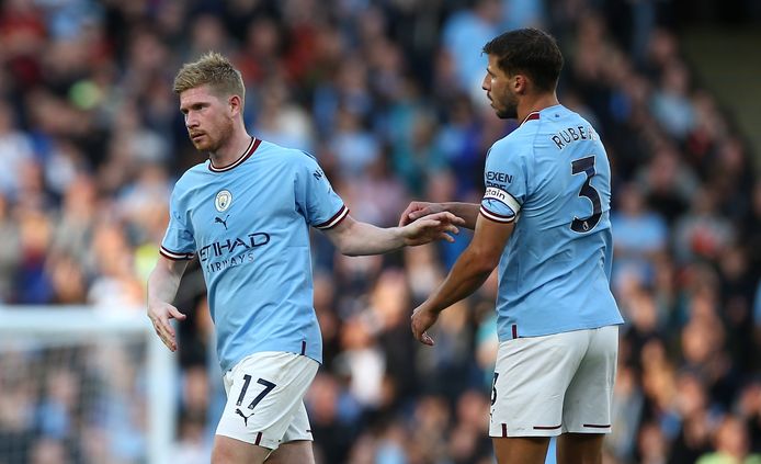 epa10230987 Manchester City's Kevin De Bruyne (L) hands the captain's armband to Ruben Dias (R) during the English Premier League soccer match between Manchester City and Southampton FC in Manchester, Britain, 08 October 2022.  EPA/ADAM VAUGHAN EDITORIAL USE ONLY. No use with unauthorized audio, video, data, fixture lists, club/league logos or 'live' services. Online in-match use limited to 120 images, no video emulation. No use in betting, games or single club/league/player publications