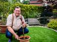 Tot zijn eigen verrassing bloeit er een penisplant in de achtertuin van Gerard Hofsté uit Oldenzaal.