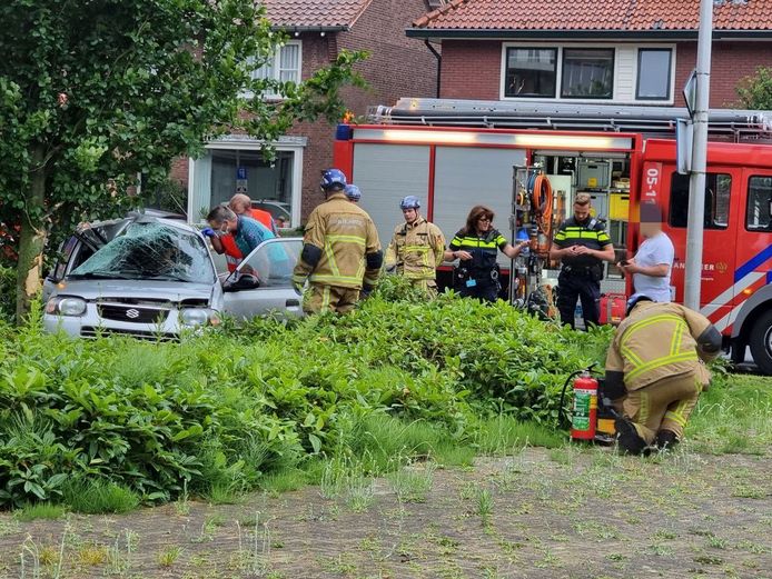 De auto kwam tegen een boom tot stilstand
