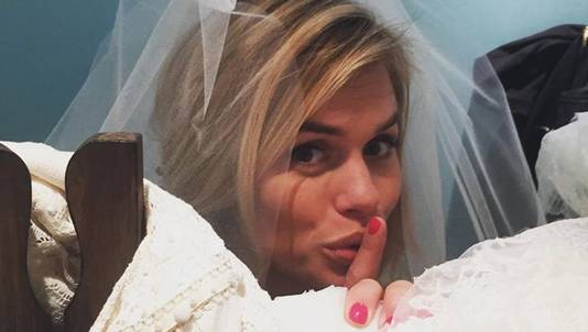 Nicolette Van Dam Gaat Voor Rood Op Pre Party Bruiloft Sterren