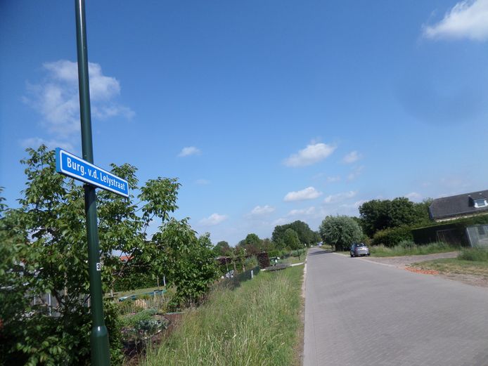 In Woudrichem is een straat naar burgemeester Van der Lely genoemd.