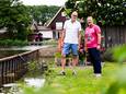 Hans Huisman (links) en Roelf Knoop met de nog oude damwand die ooit grensde aan hun tuin. De nieuwe damwand moet ergens halverwege het onlangs uitgediepte niemandsland komen.