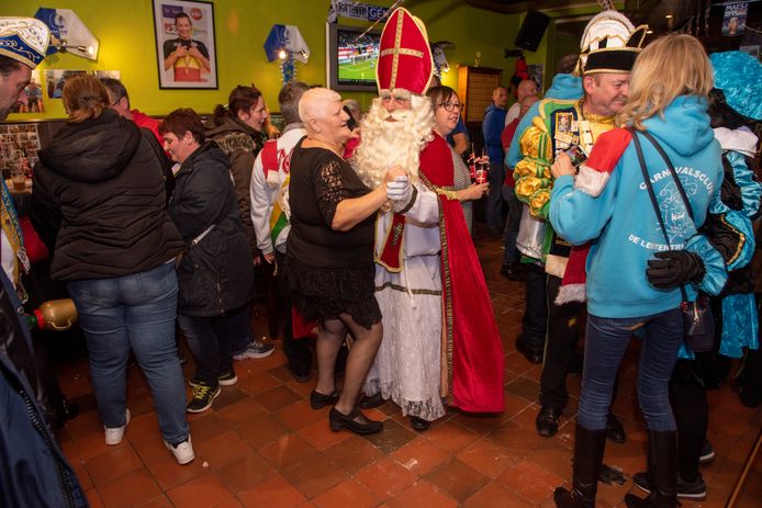 Sinterklaas bouwt feestje in café Den Dries in Wetteren.
